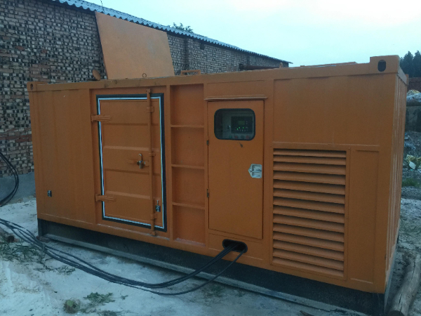 张家口发电机组长期使用中，电缆线的敷设路径有哪些要求？